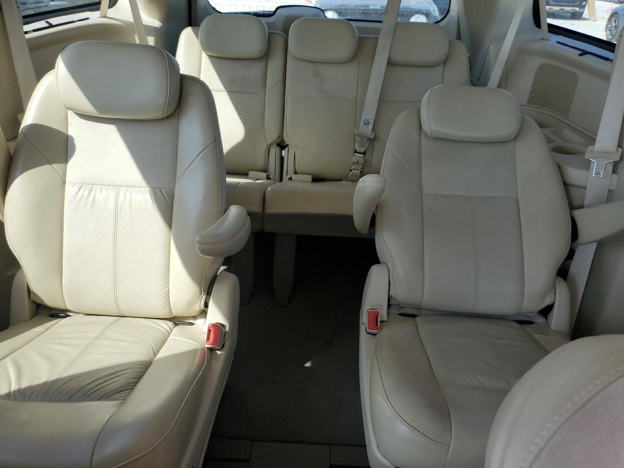 2010 Chrysler Town & Country - Image 10