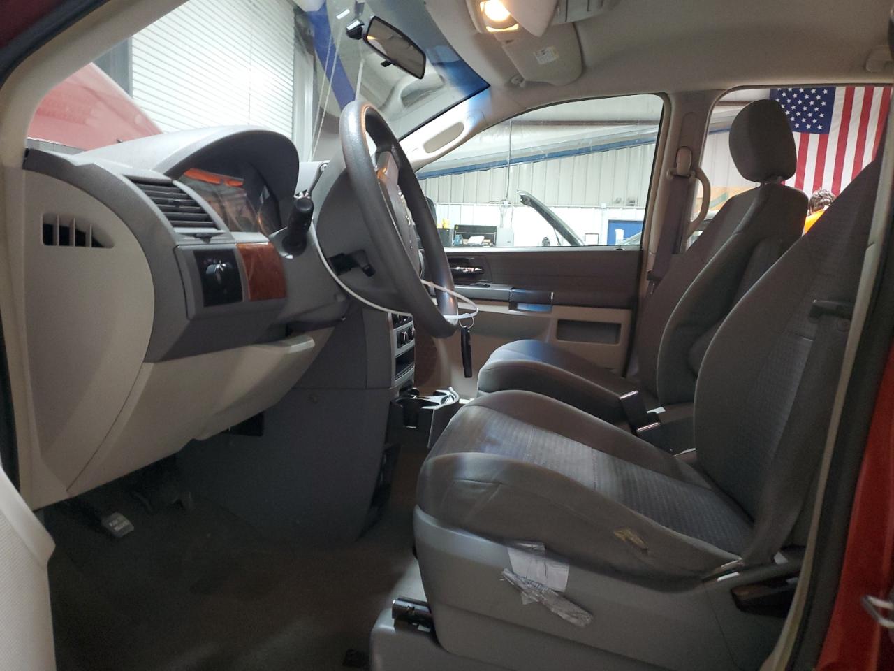 2009 Chrysler Town & Country - Image 7