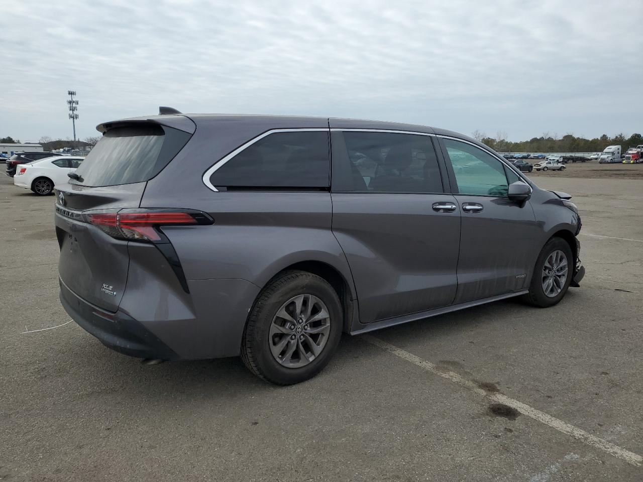 2021 Toyota Sienna - Image 3