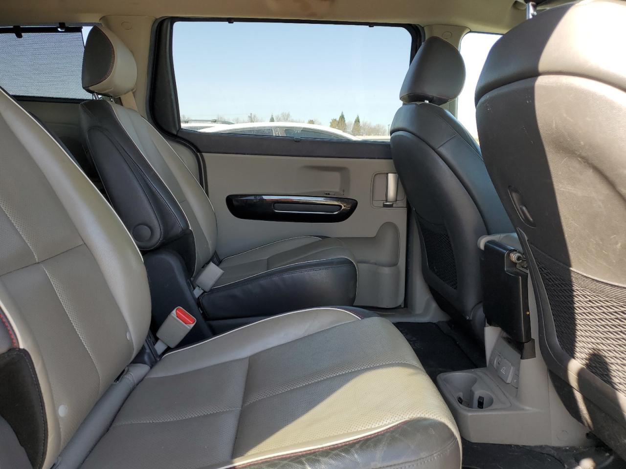 2016 Kia Sedona - Image 11