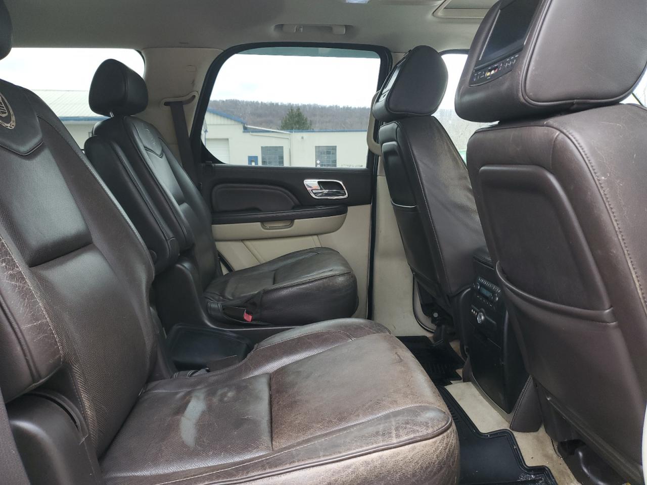2008 Cadillac Escalade - Image 11