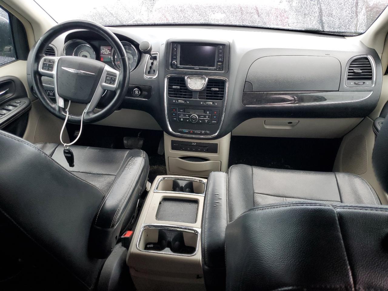2013 Chrysler Town & Country - Image 8