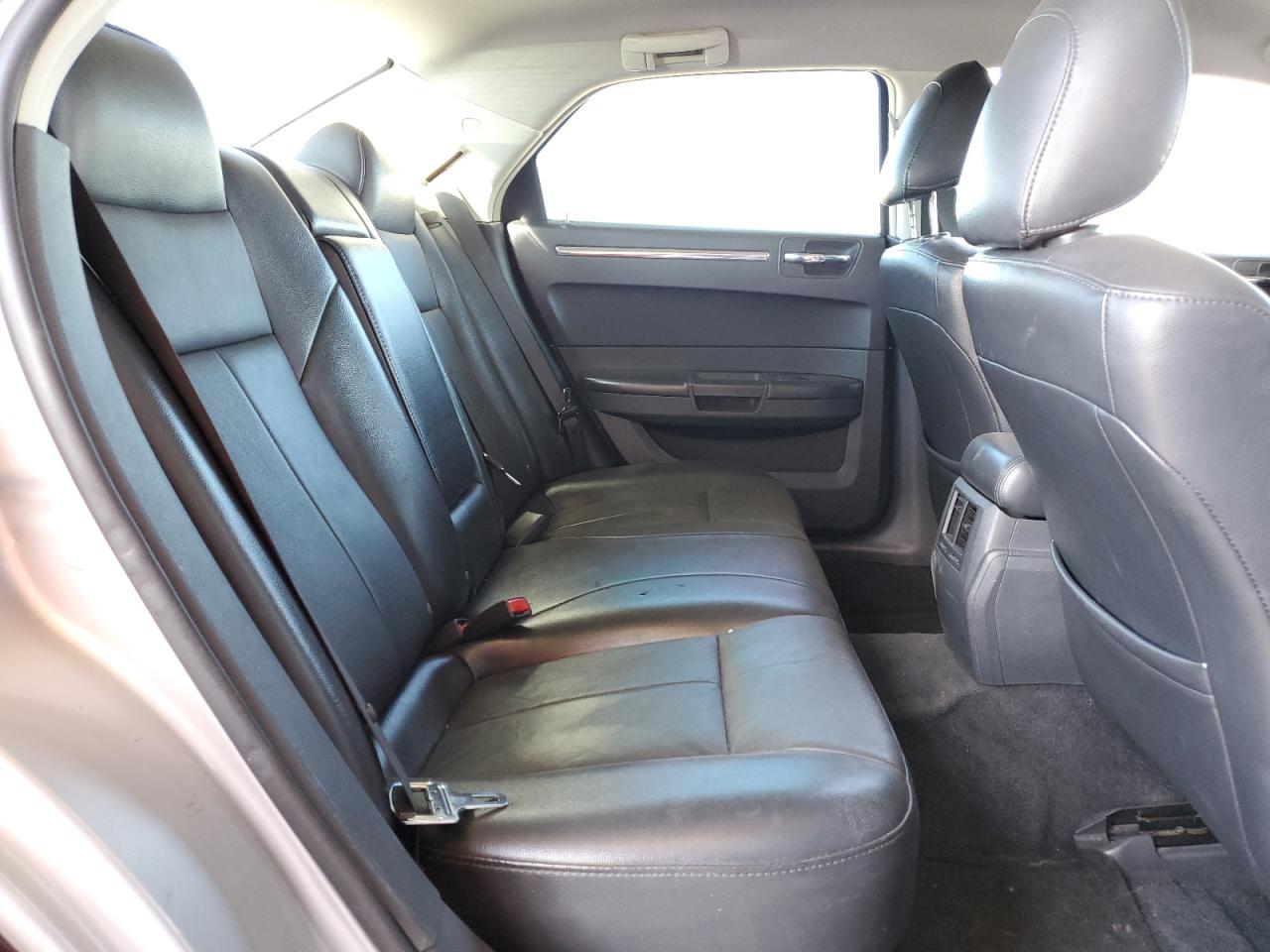 2010 Chrysler 300 - Image 10