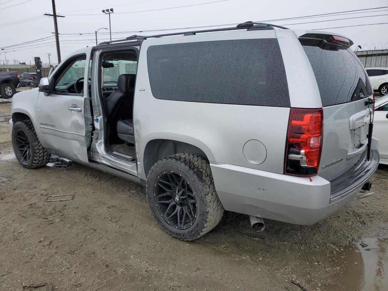 2011 Chevrolet Suburban - Image 2