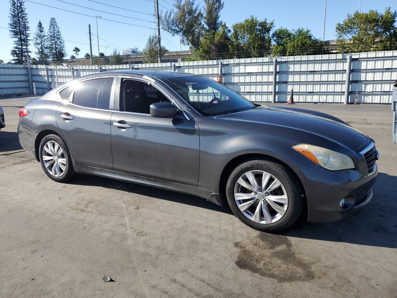 2011 Infiniti M - Image 4