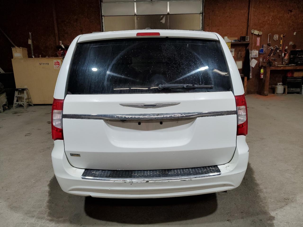 2016 Chrysler Town & Country - Image 6