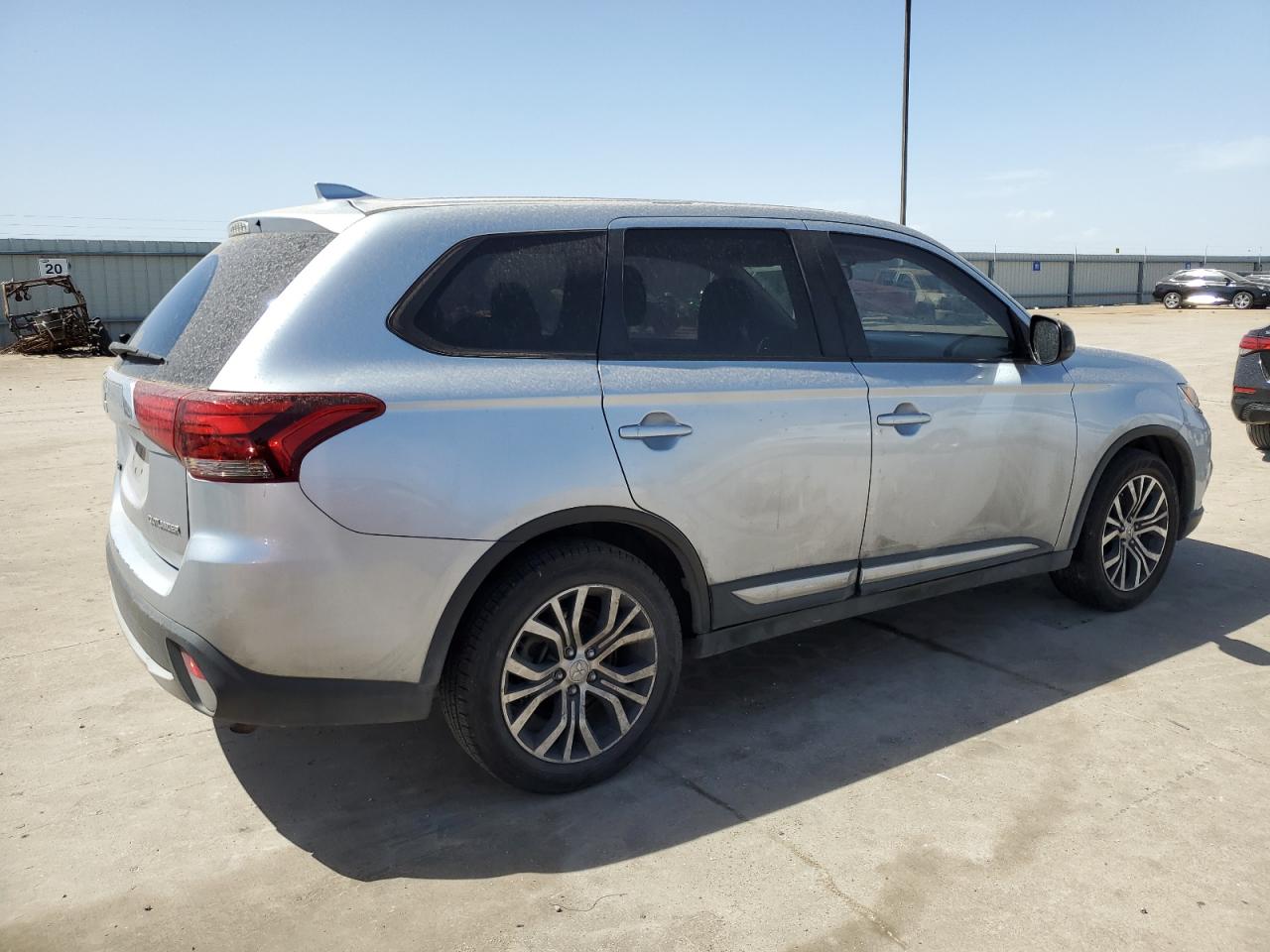 2017 Mitsubishi Outlander - Image 3