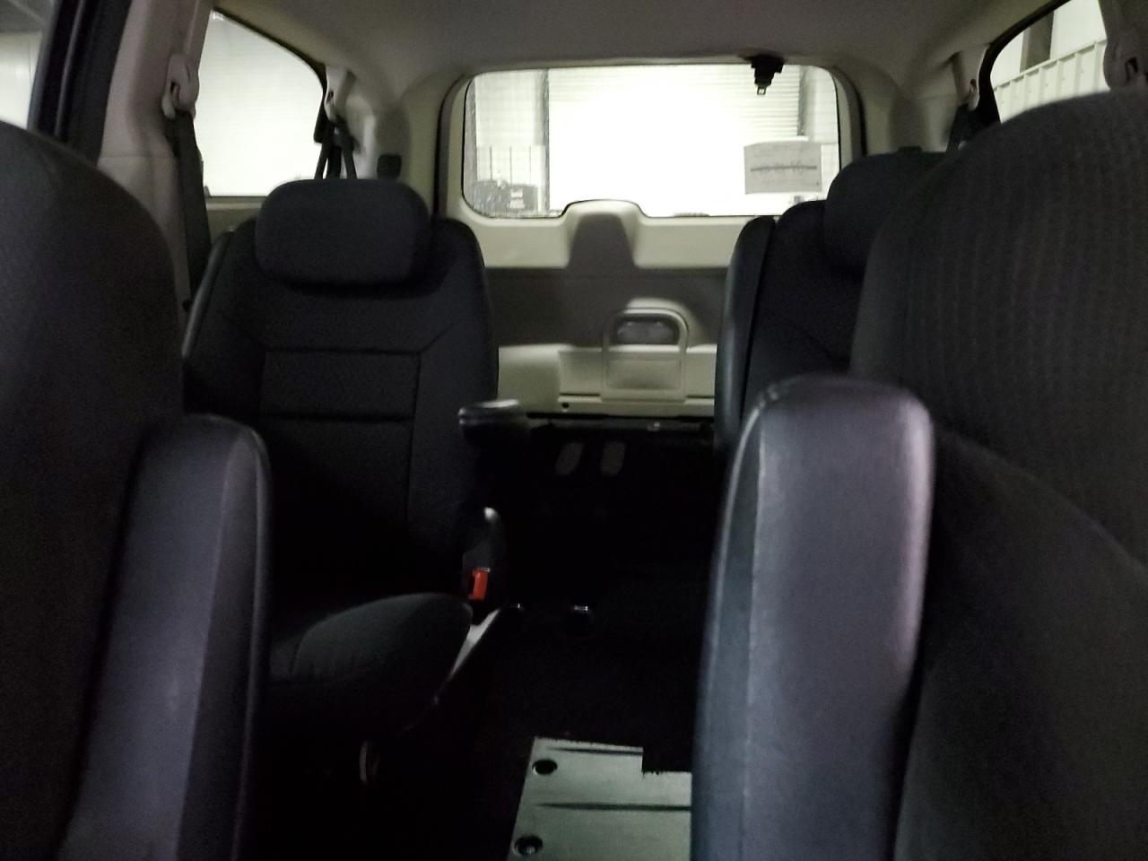 2015 Dodge Caravan - Image 10
