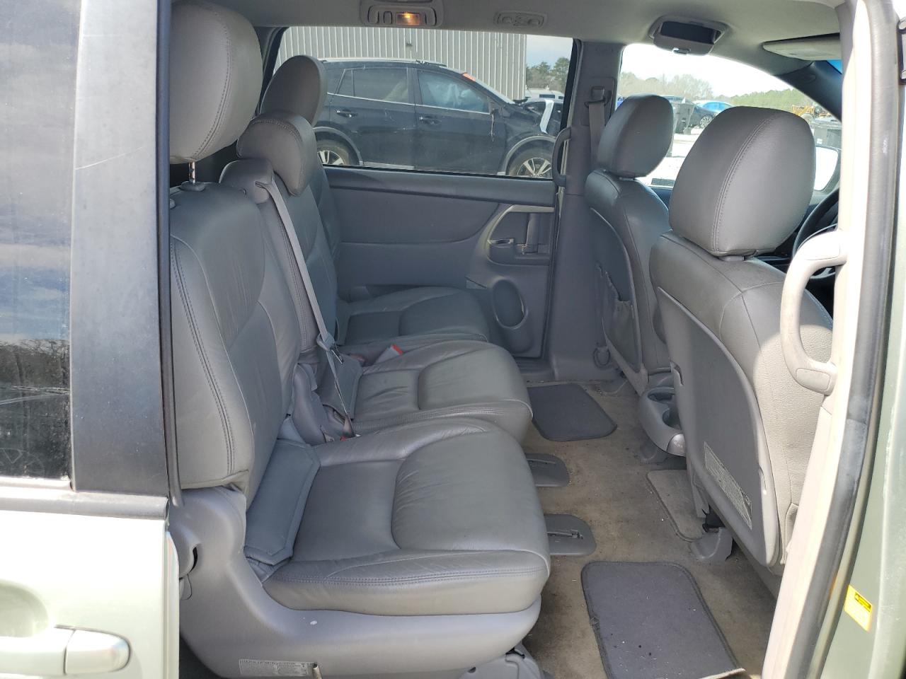 2010 Toyota Sienna - Image 11