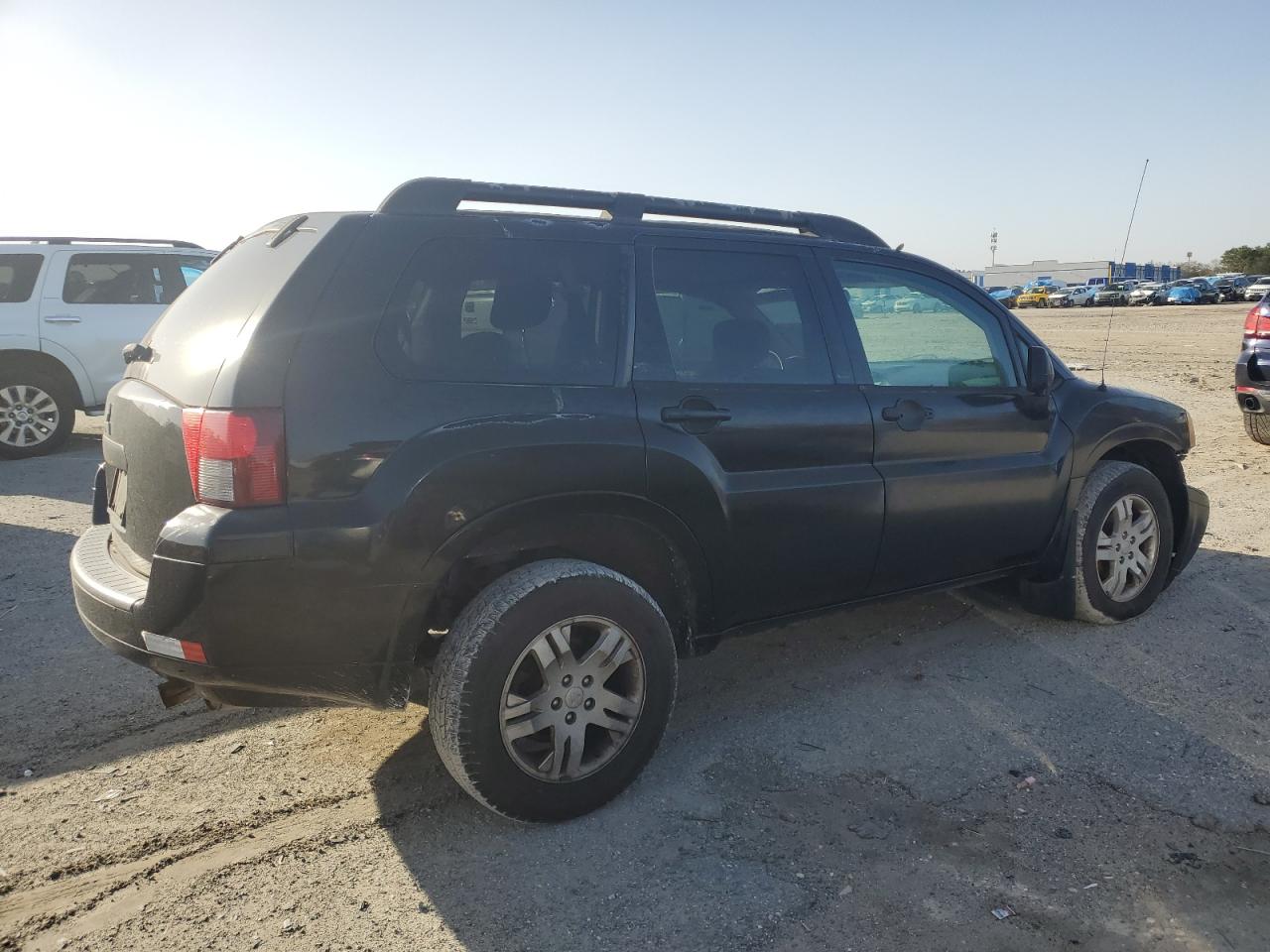 2007 Mitsubishi Endeavor - Image 3