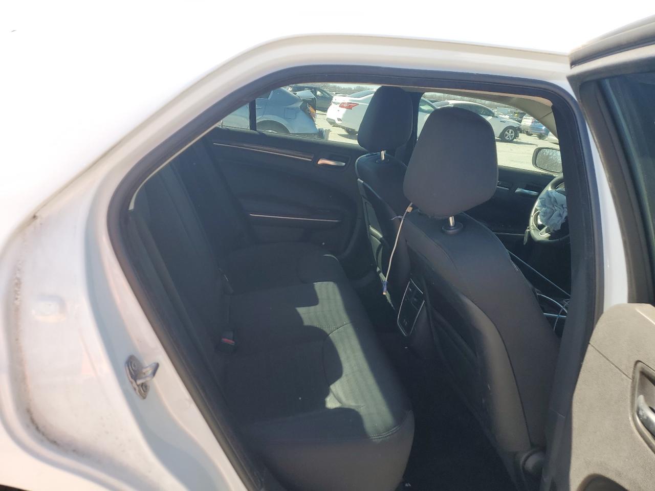 2018 Chrysler 300 - Image 11