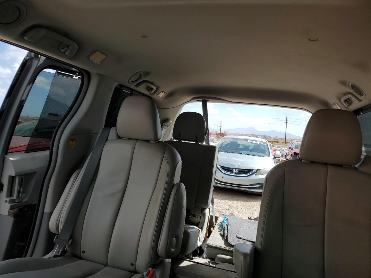 2013 Toyota Sienna - Image 10