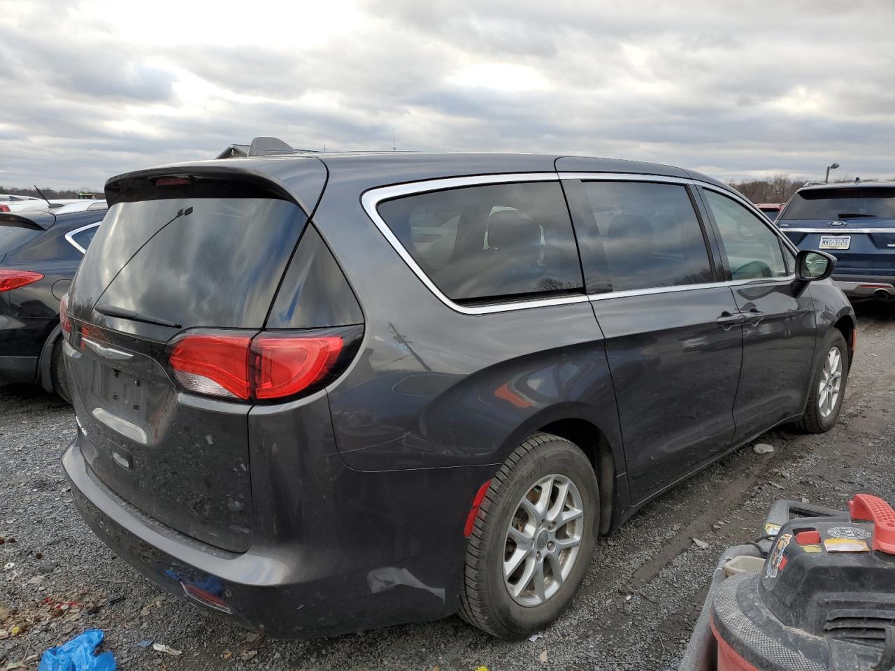 2017 Chrysler Pacifica - Image 3