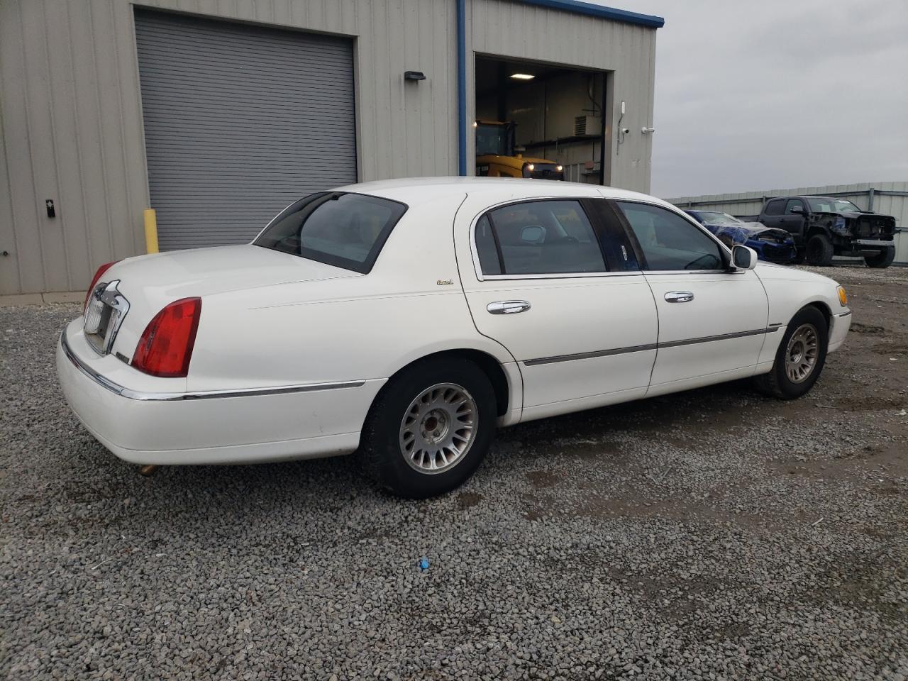 2001 Lincoln Town Car - Image 3