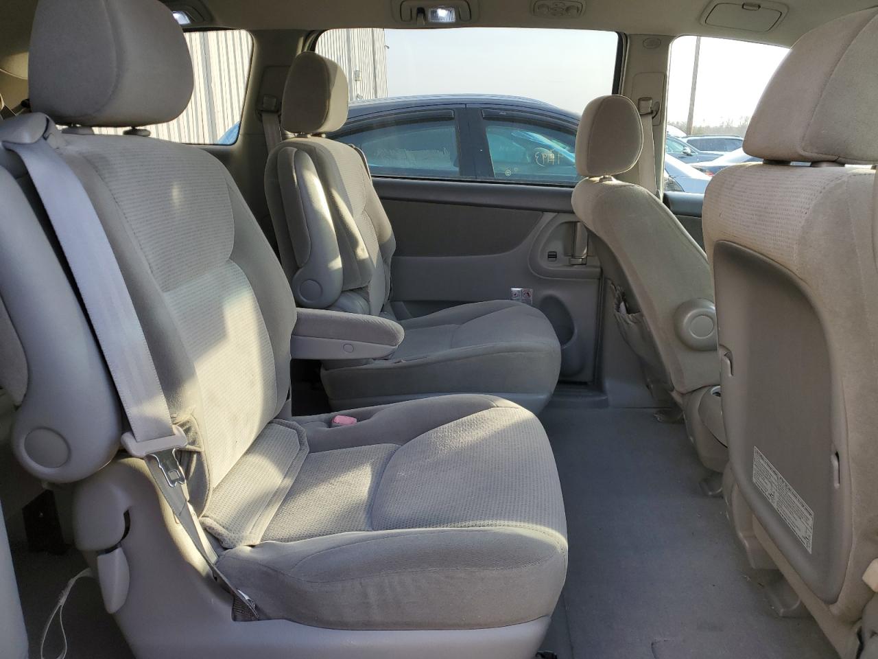 2004 Toyota Sienna - Image 11