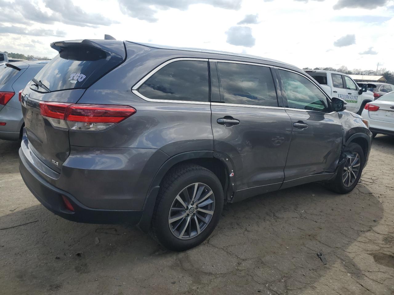 2017 Toyota Highlander - Image 3