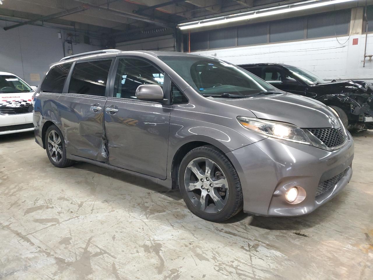 2015 Toyota Sienna - Image 4