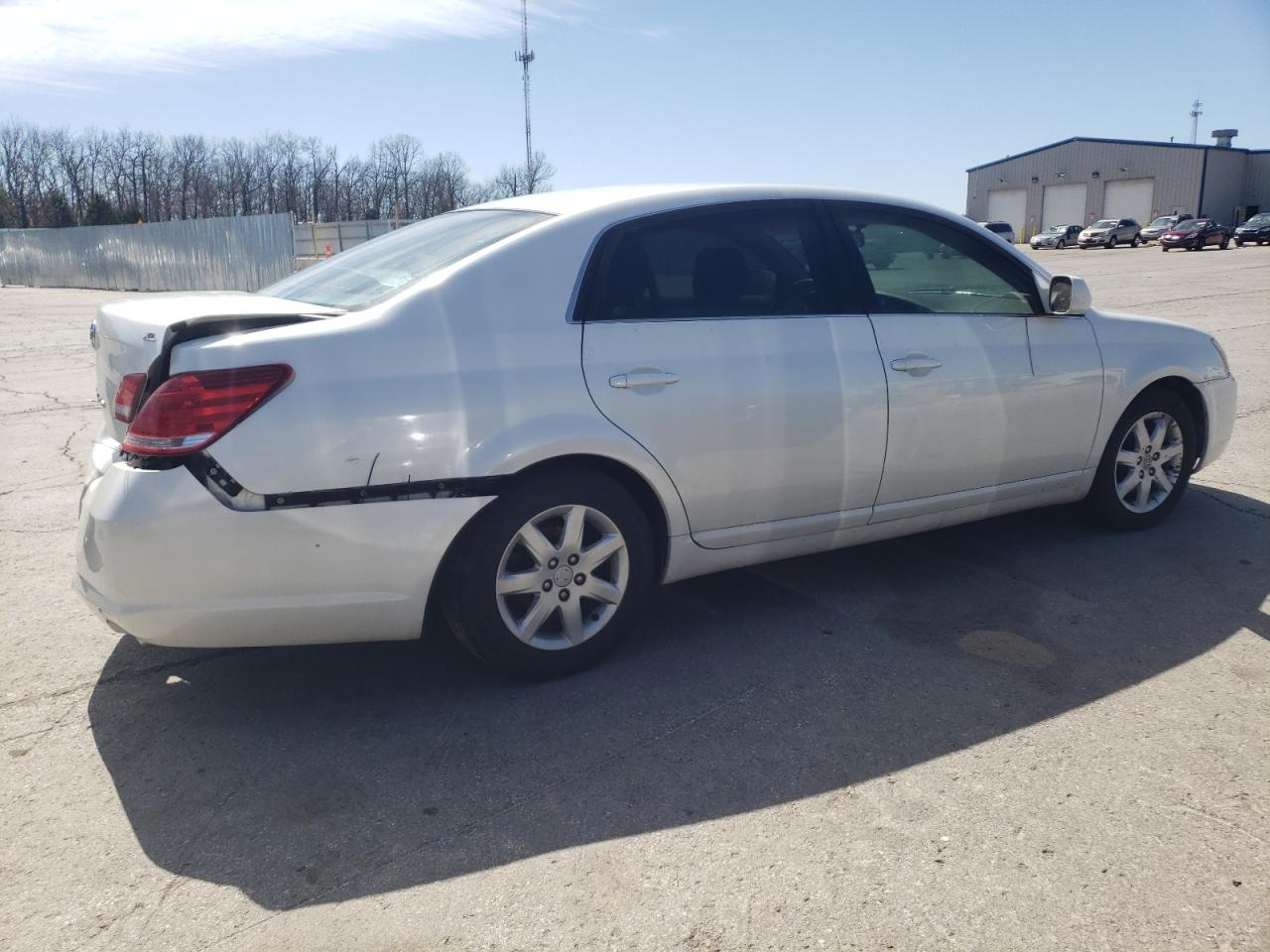 2005 Toyota Avalon - Image 3
