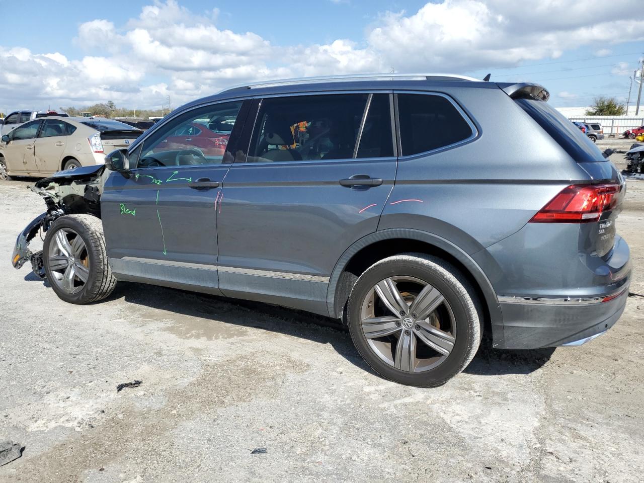 2018 Volkswagen Tiguan - Image 2