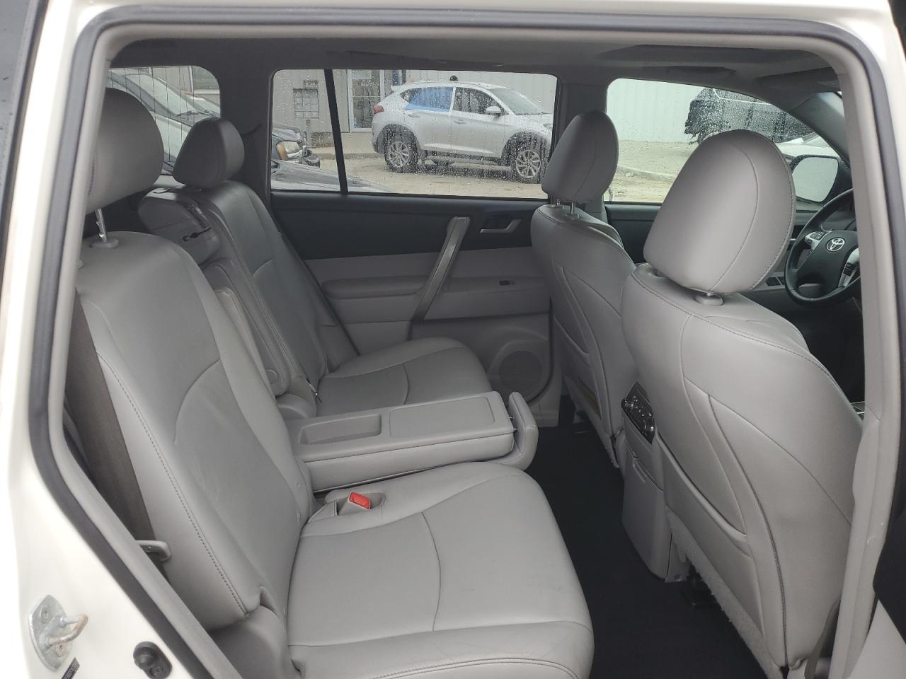 2013 Toyota Highlander - Image 11