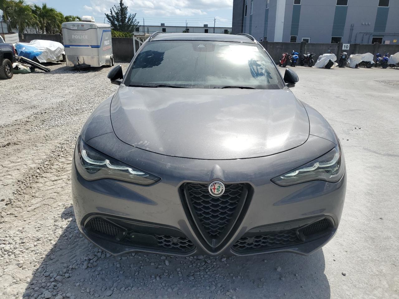 2024 Alfa Romeo Stelvio - Image 5