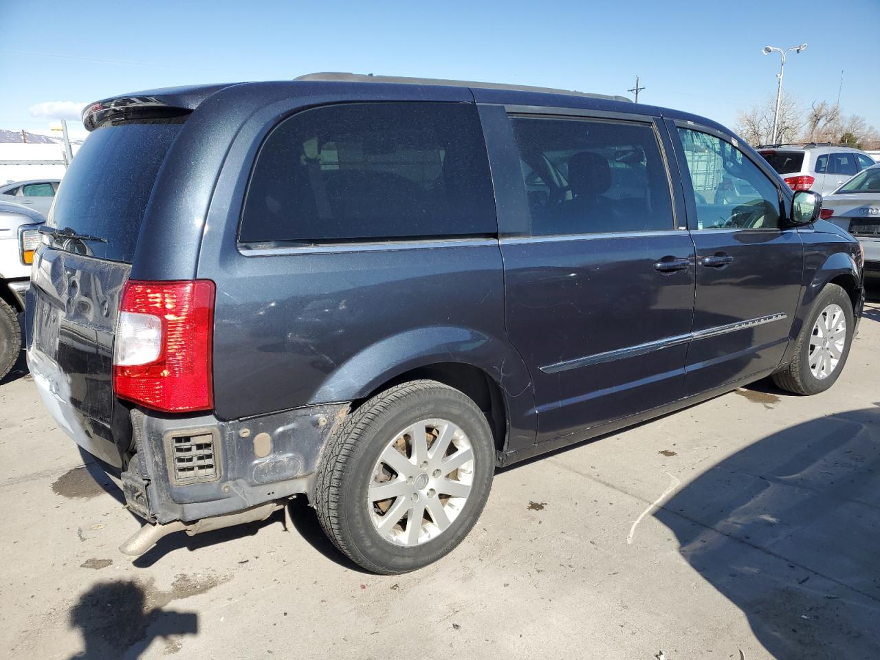 2014 Chrysler Town & Country - Image 3