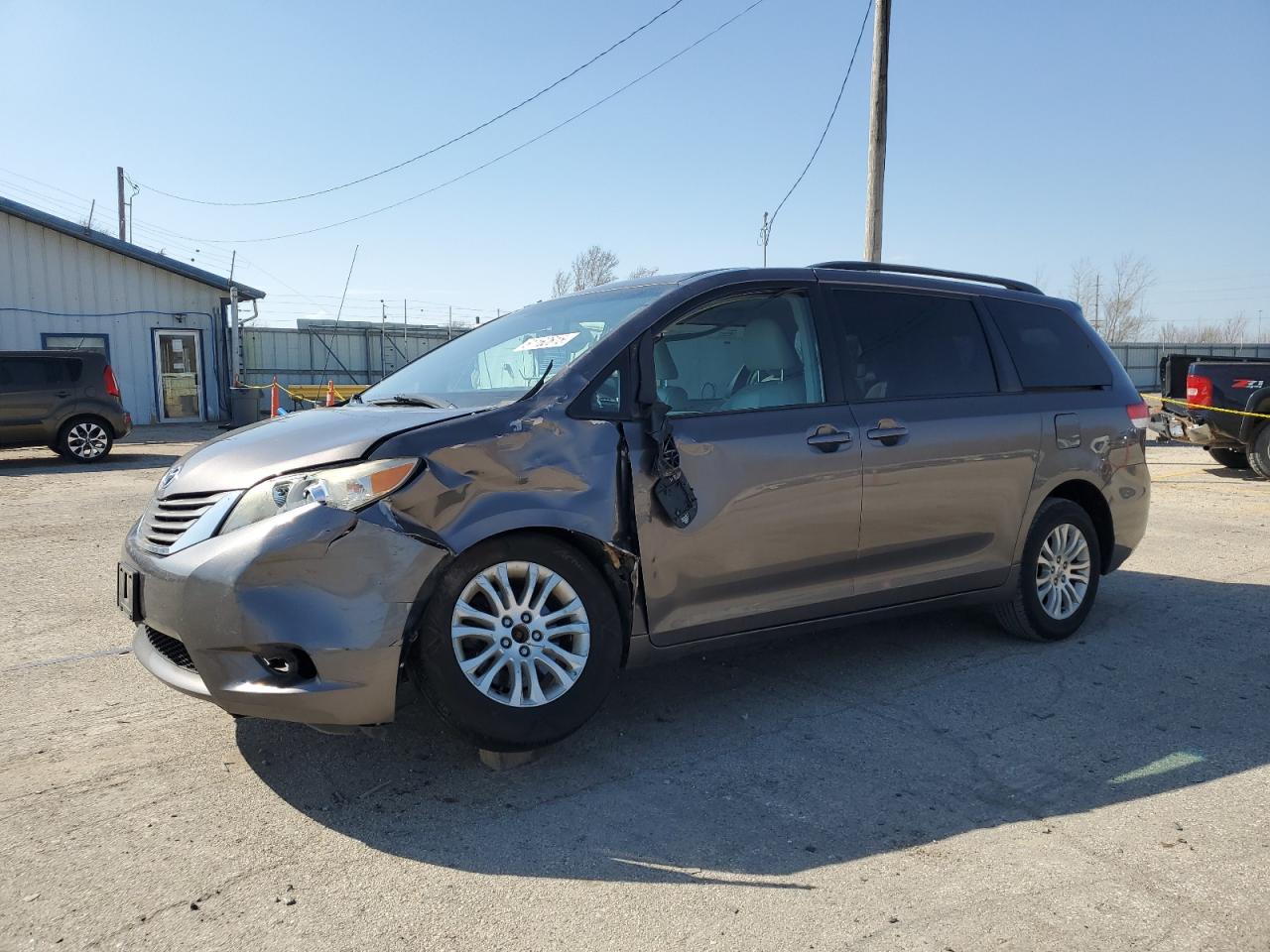 2013 Toyota Sienna Xle for Sale in Pekin, IL - Front End