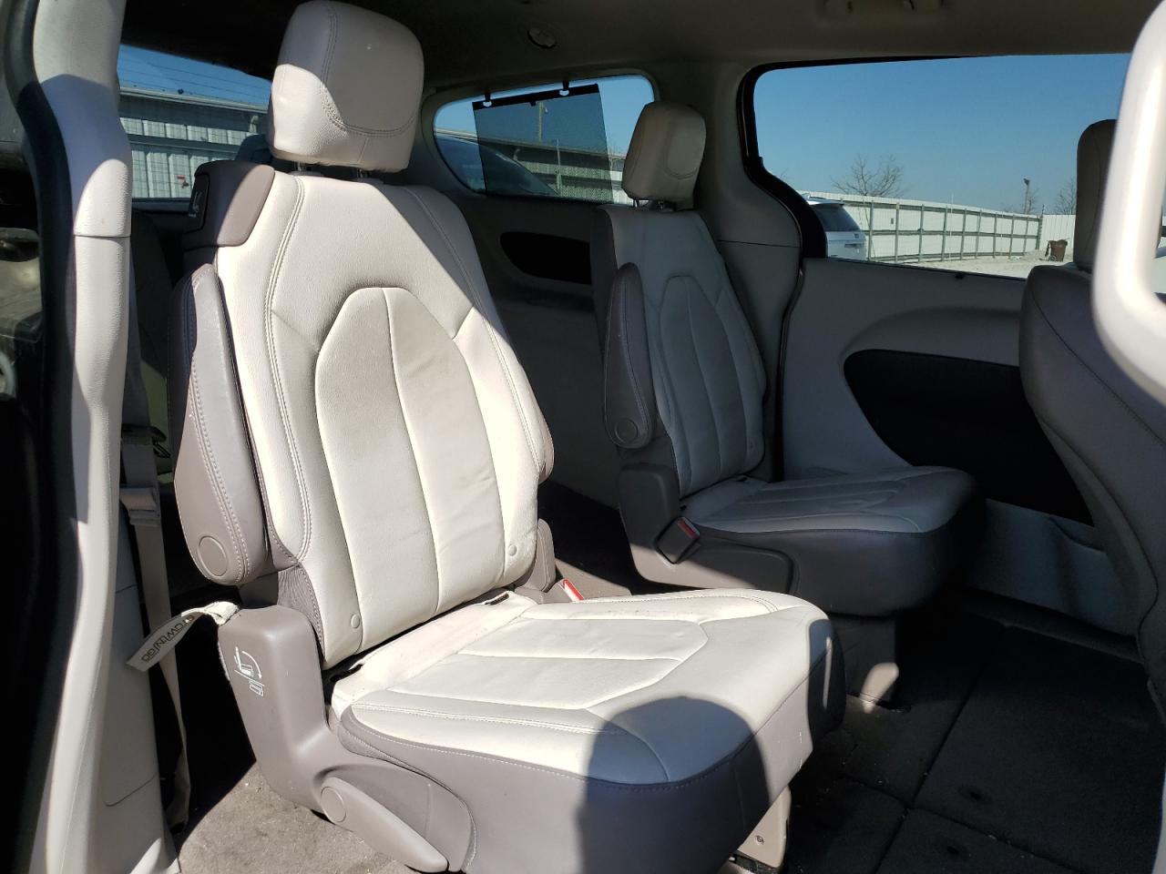 2017 Chrysler Pacifica - Image 11