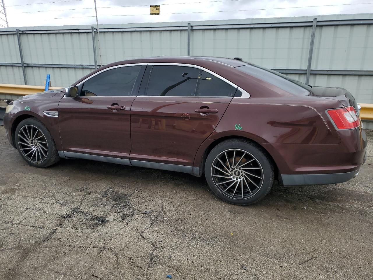 2010 Ford Taurus - Image 2