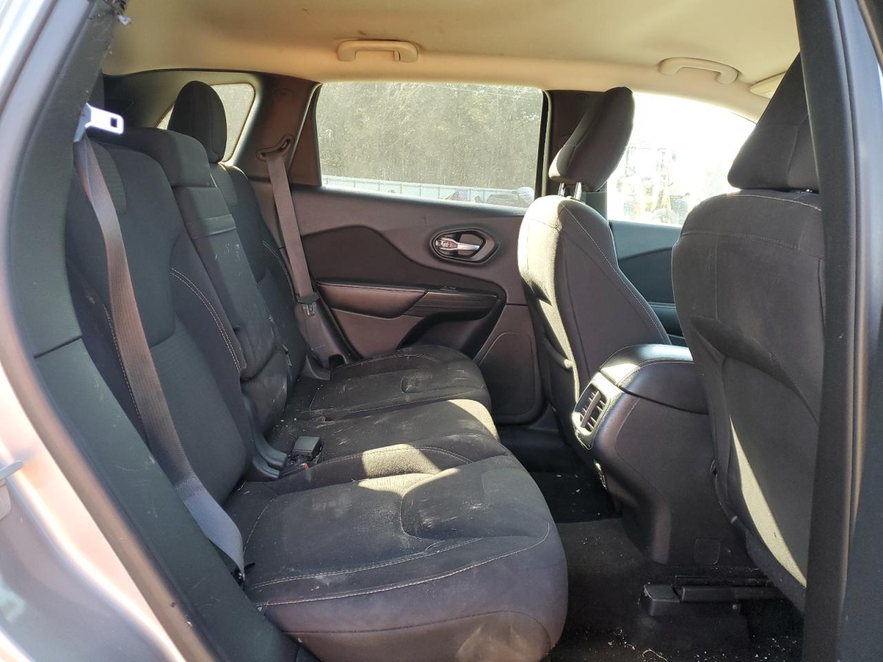 2015 Jeep Grand Cherokee - Image 12