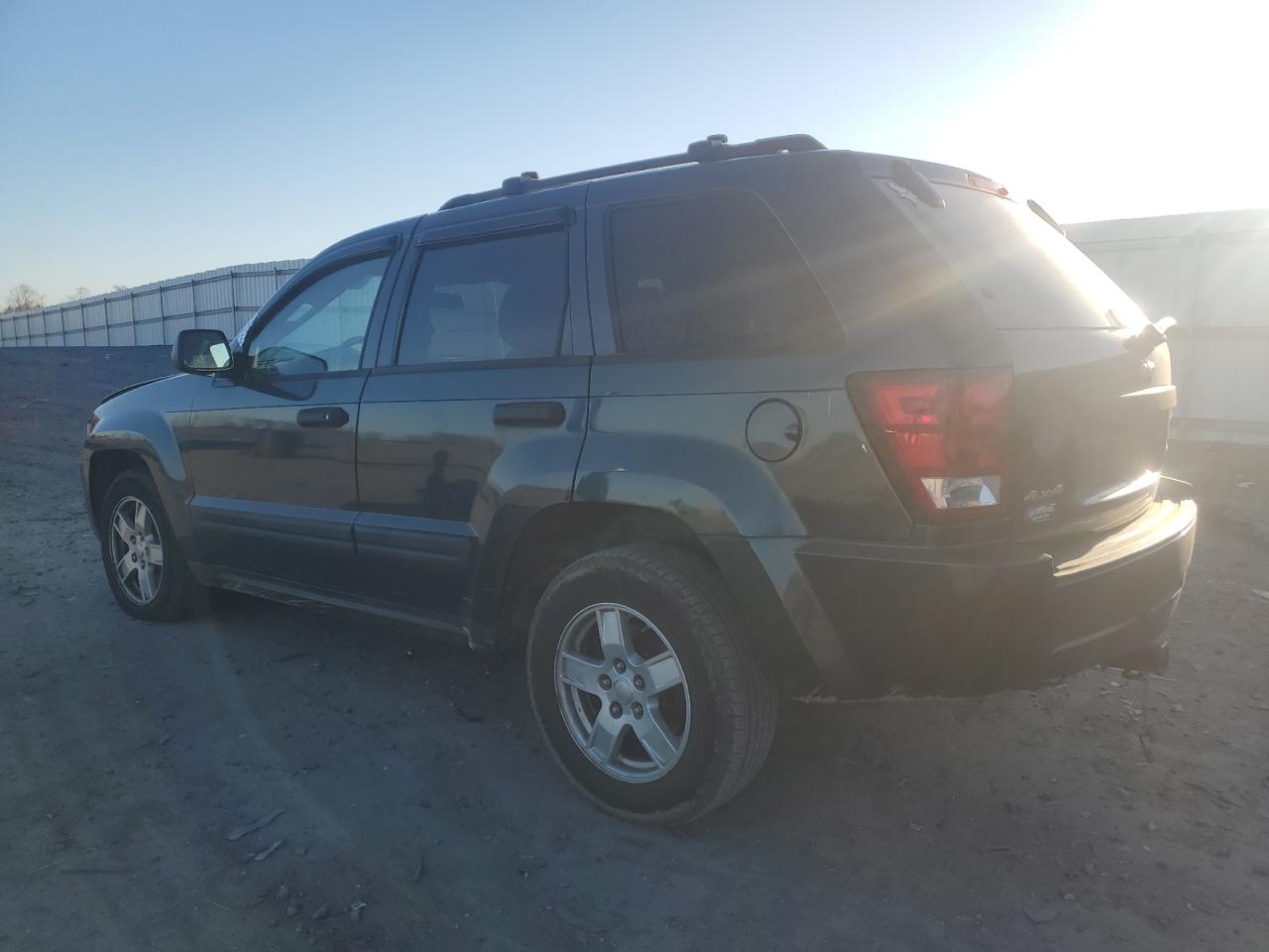 2005 Jeep Grand Cherokee - Image 2