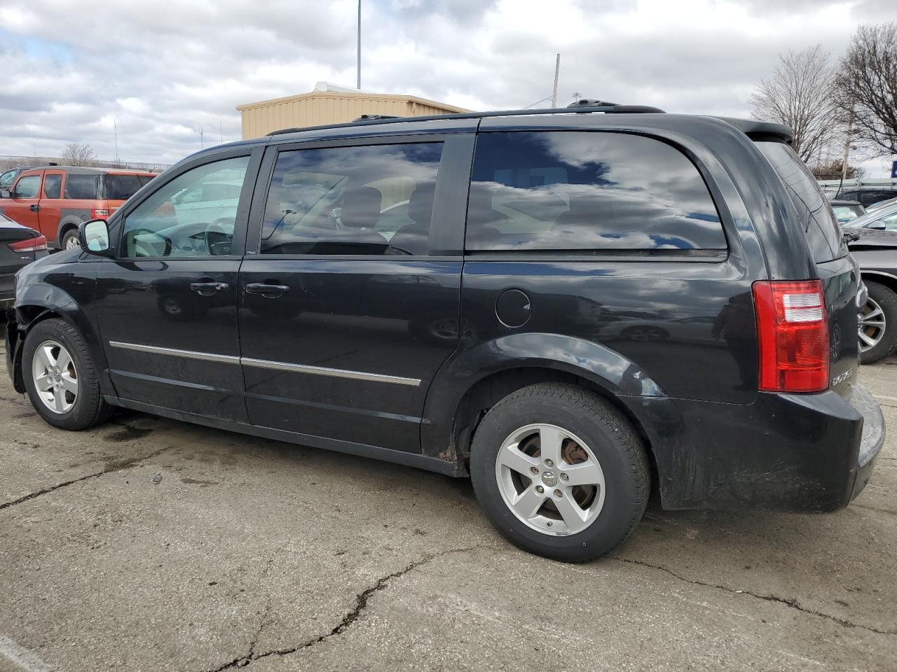 2010 Dodge Caravan - Image 2