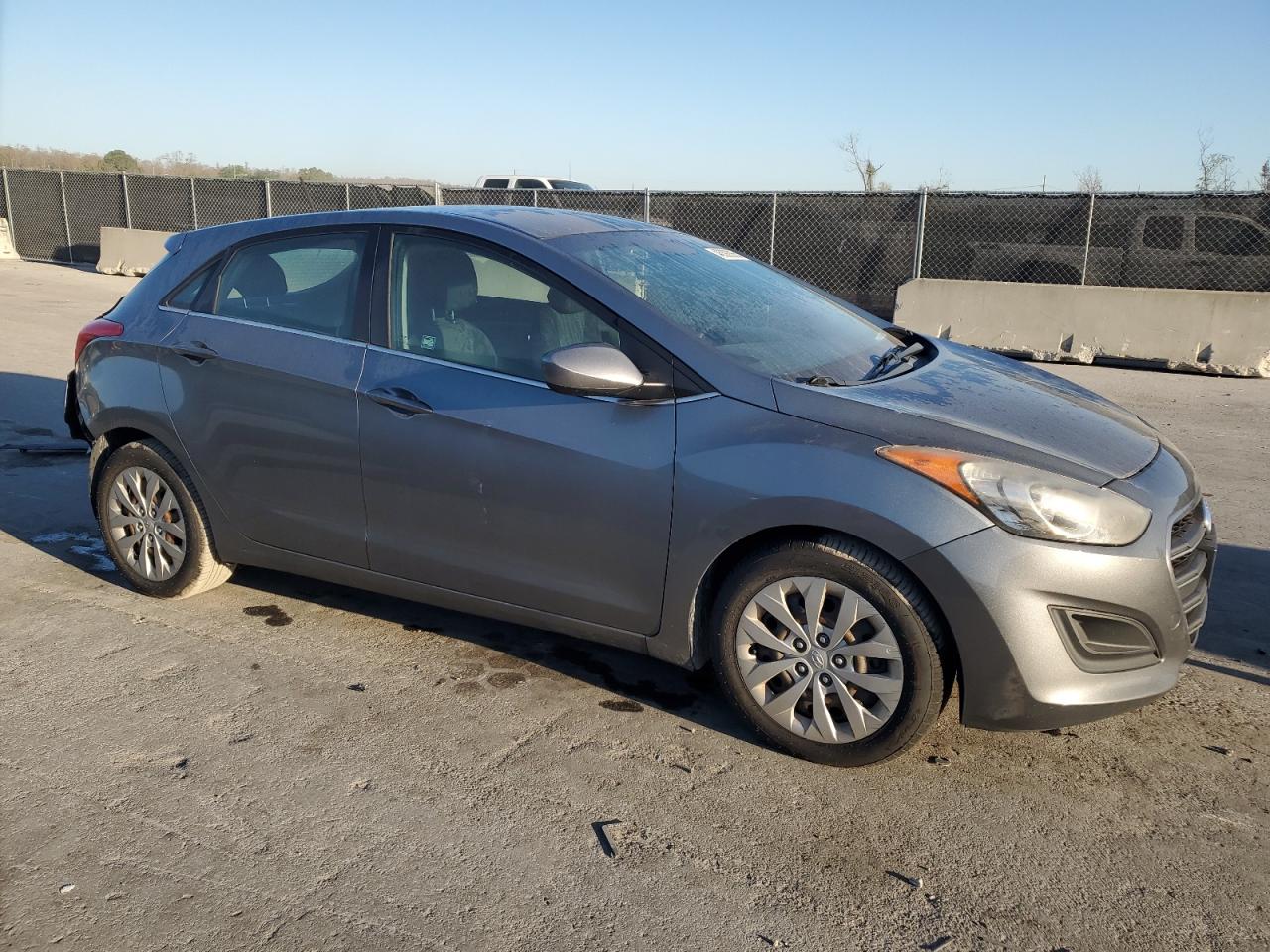 2017 Hyundai Elantra - Image 4