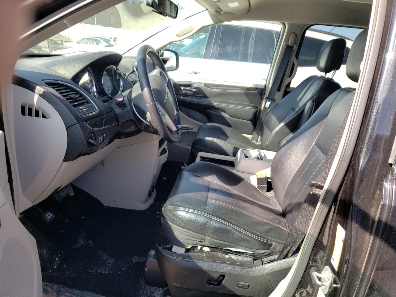 2014 Chrysler Town & Country - Image 7