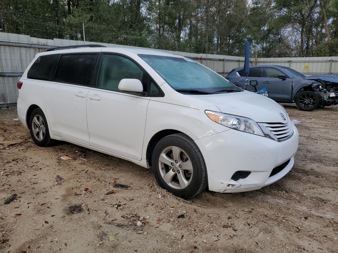 2015 Toyota Sienna - Image 4