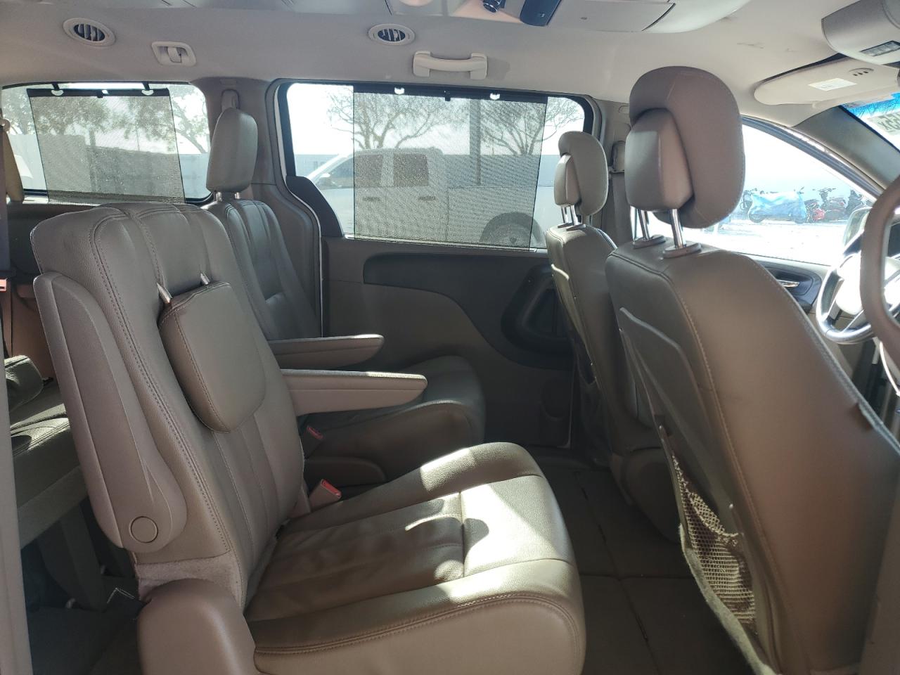 2016 Chrysler Town & Country - Image 11