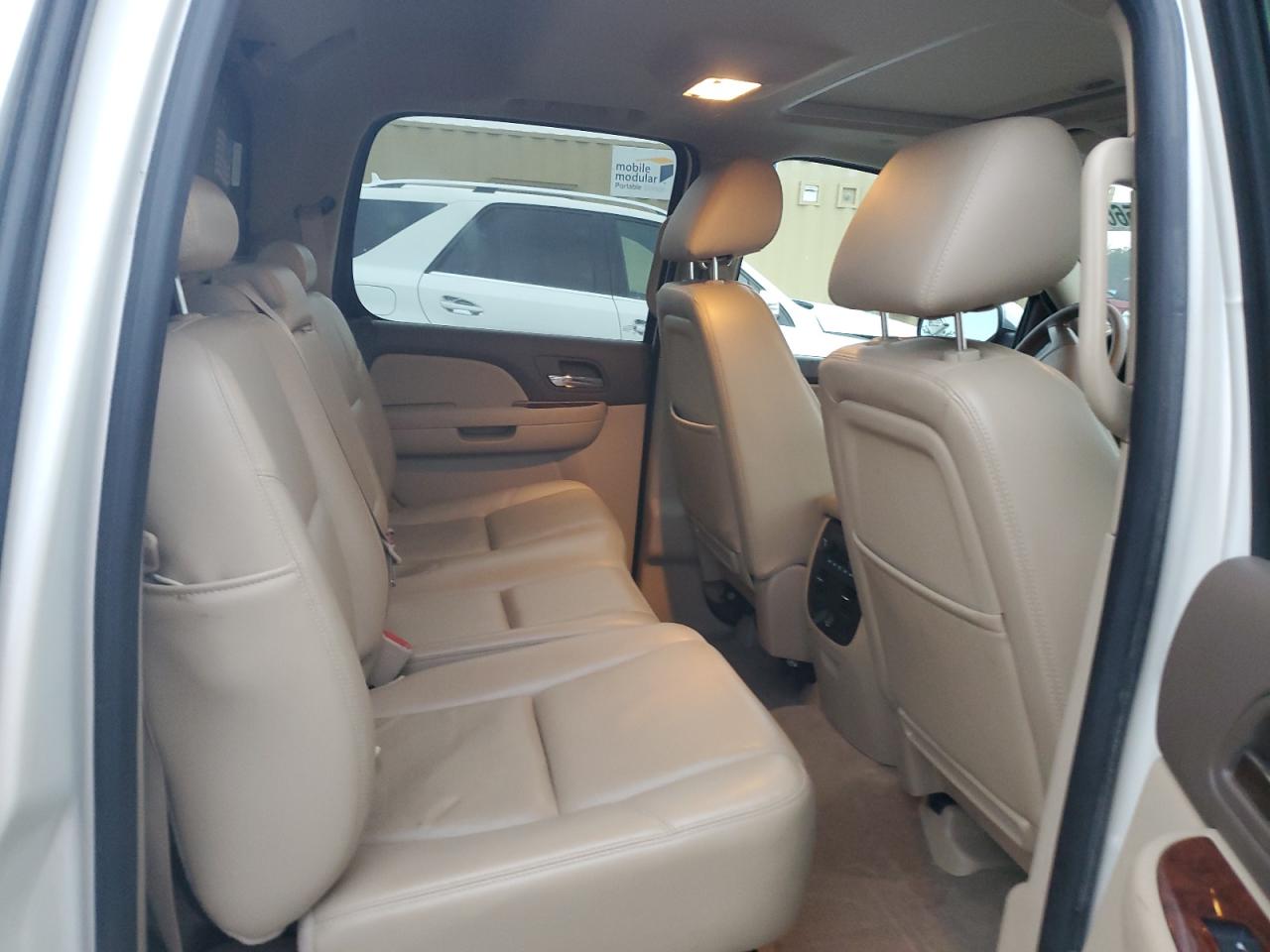 2011 Chevrolet Avalanche - Image 10