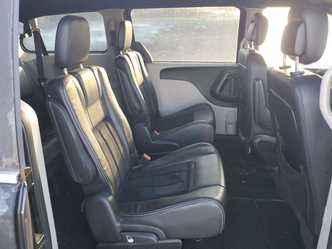 2017 Dodge Caravan - Image 11