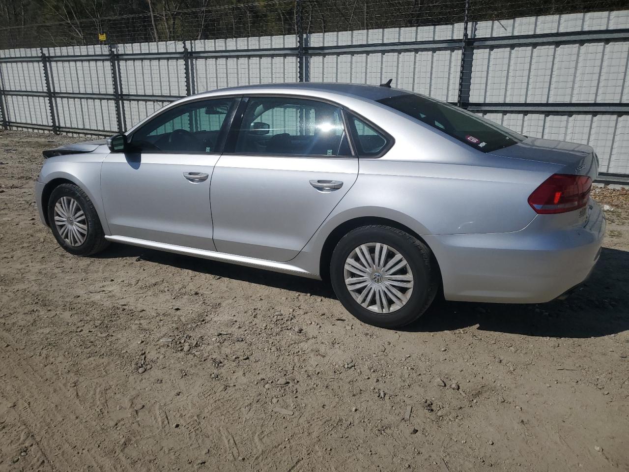 2015 Volkswagen Passat - Image 2