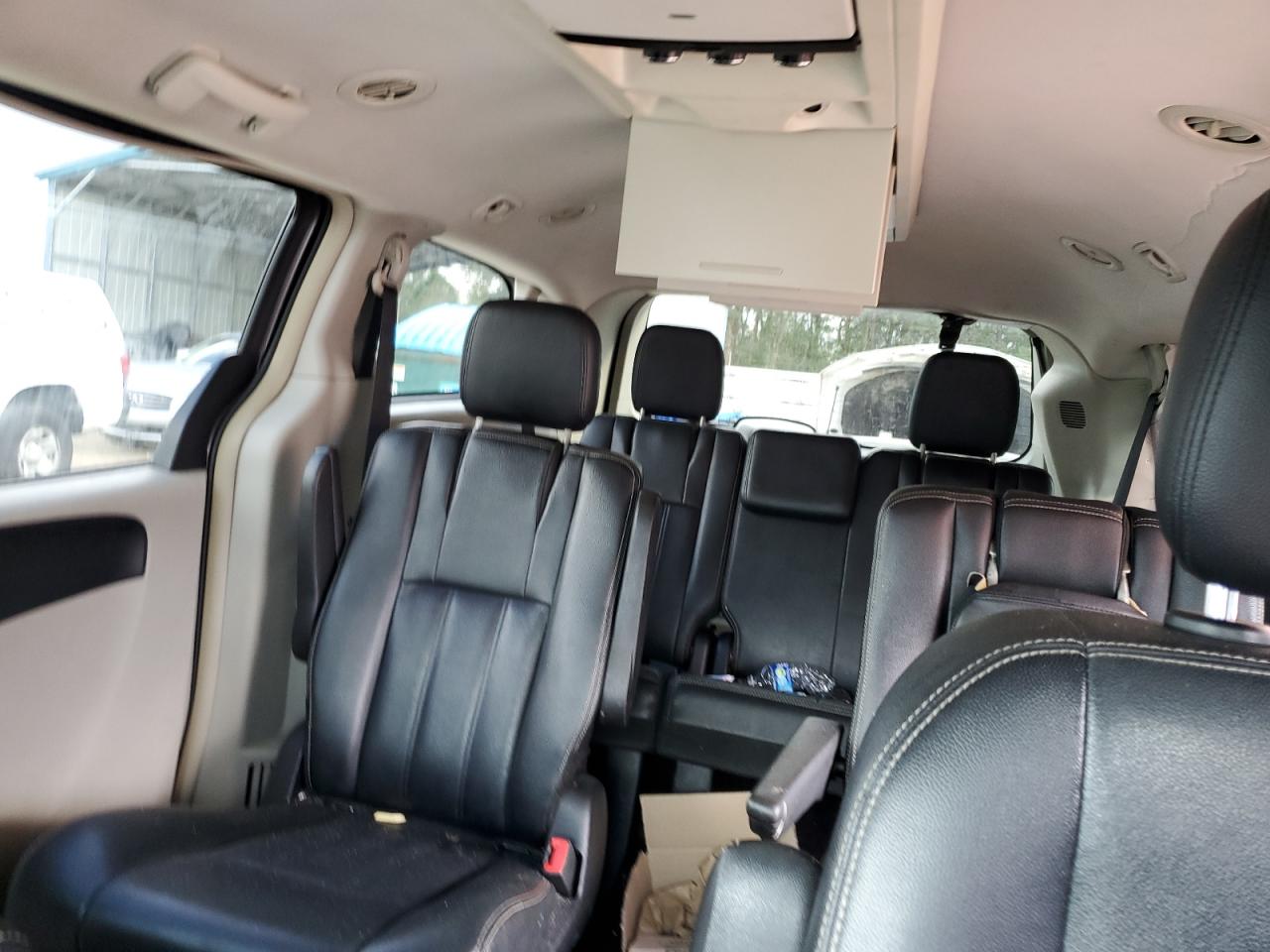 2016 Chrysler Town & Country - Image 10