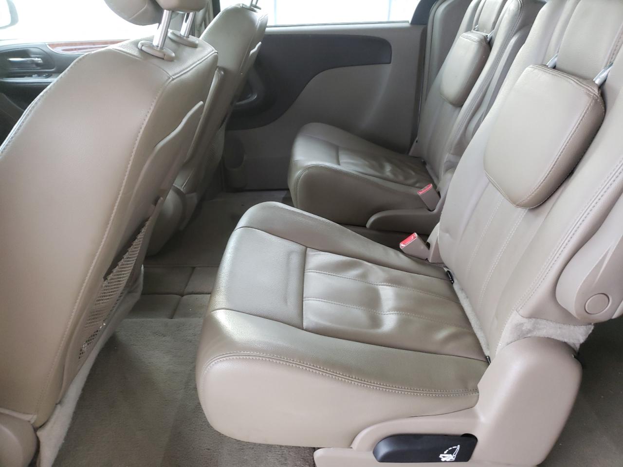 2016 Chrysler Town & Country - Image 12