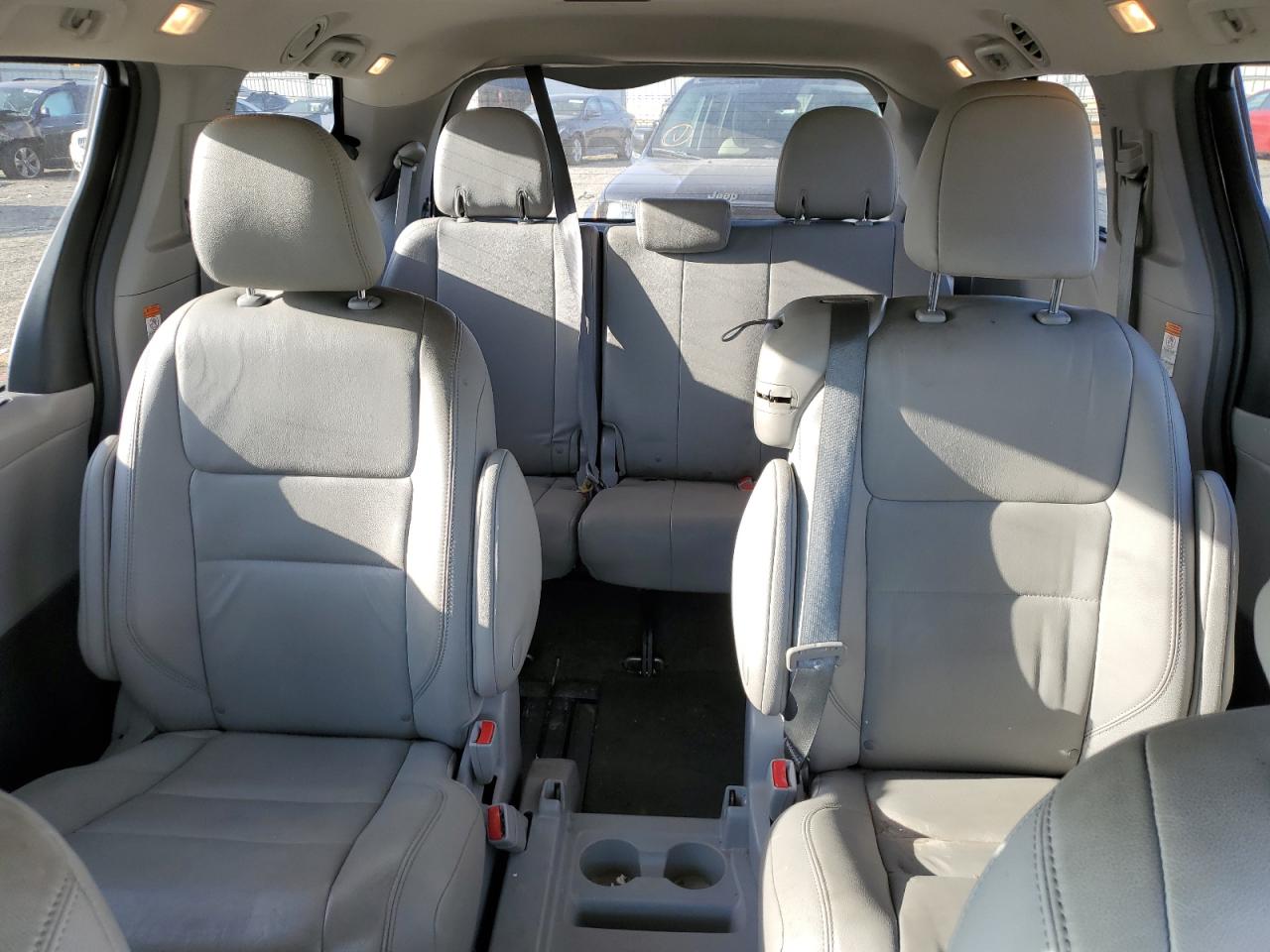 2015 Toyota Sienna - Image 10