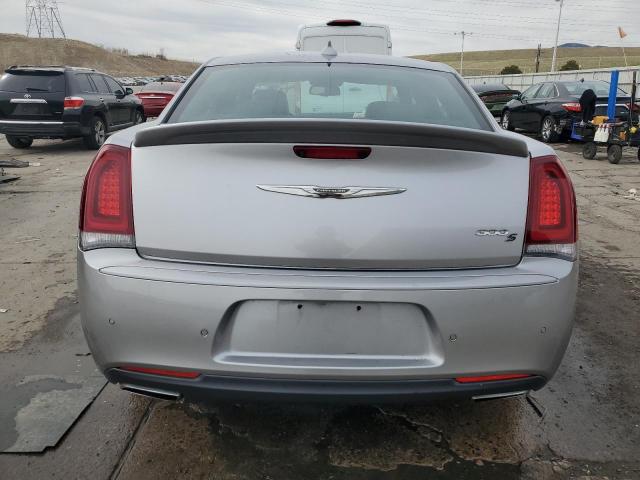  CHRYSLER 300 2018 Srebrny