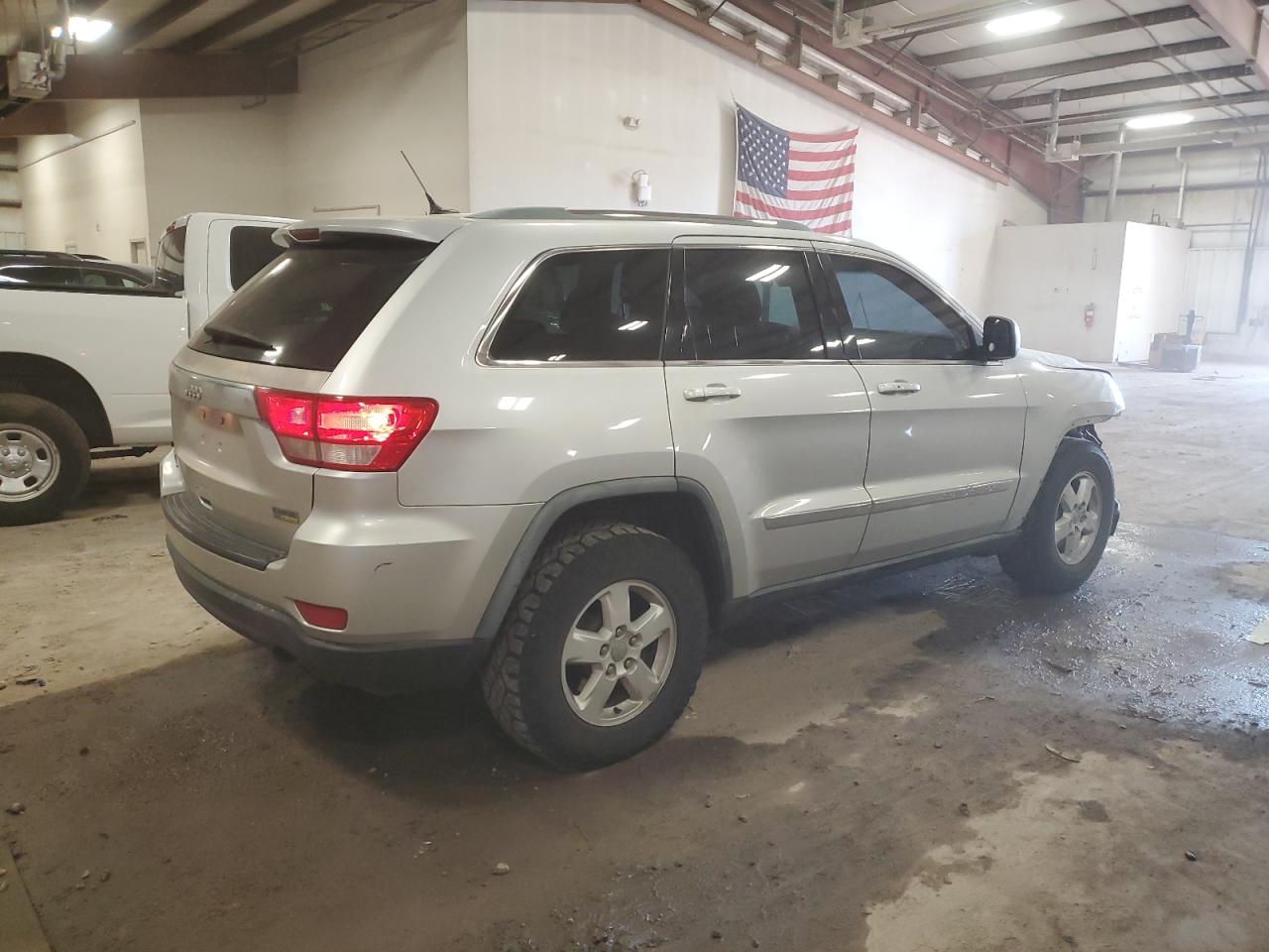 2011 Jeep Grand Cherokee - Image 3
