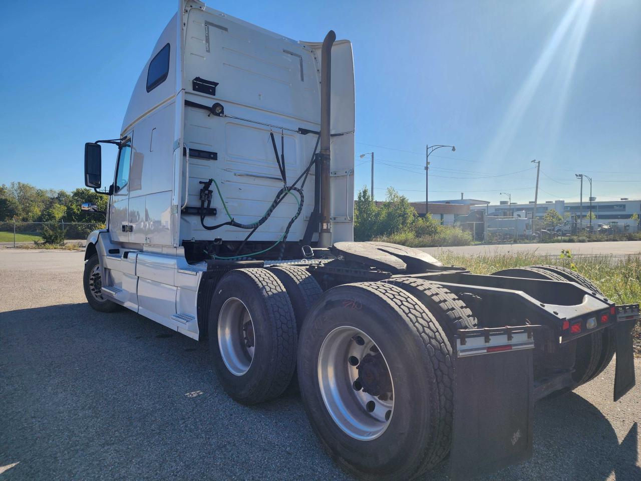 VIN: 4V4NC9EH9CN540815 Auction: COPART Lot: 48098855 Location: KY - LOUISVILLE VIN: 4V4NC9EH9CN540815 VOLVO VN 2012 WHITE Photo 3