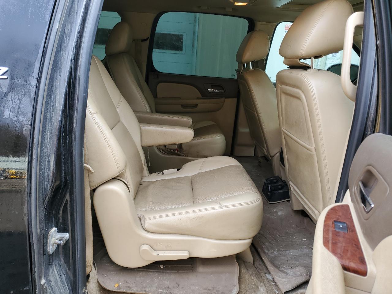 2012 Chevrolet Suburban - Image 11