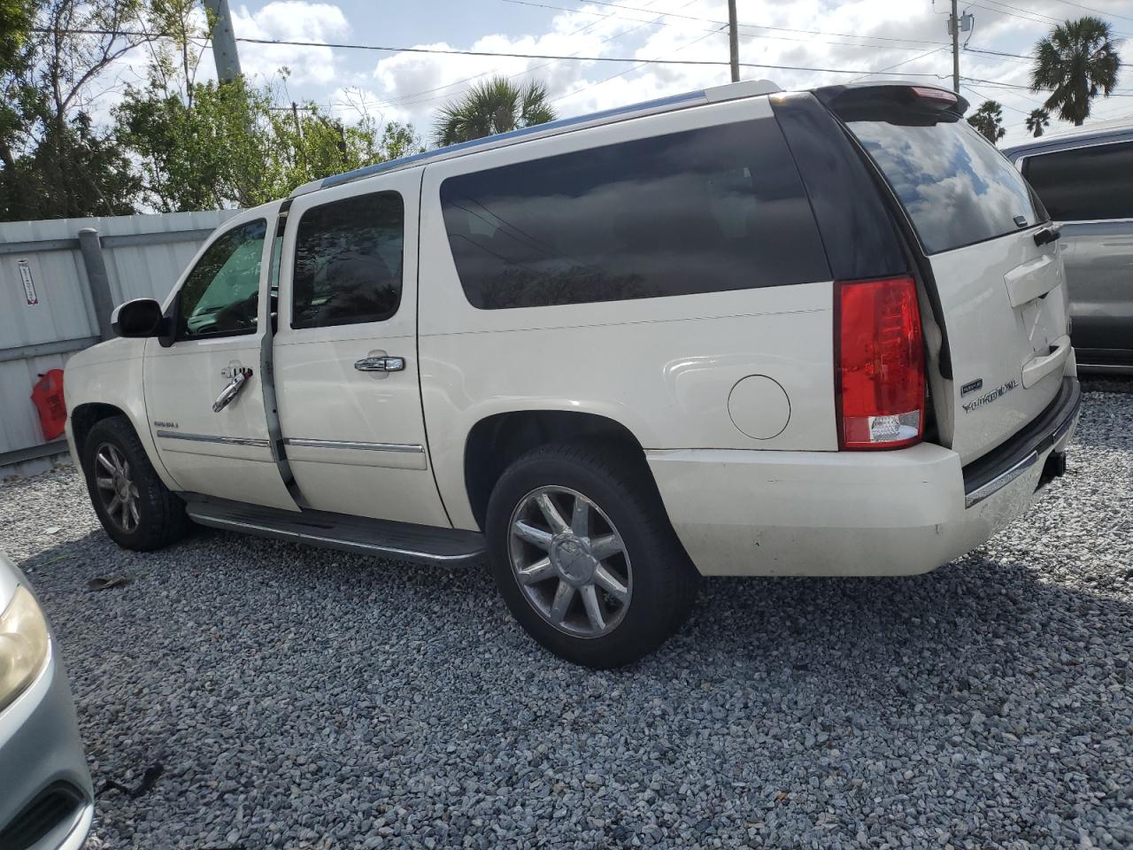 2010 GMC Yukon - Image 2