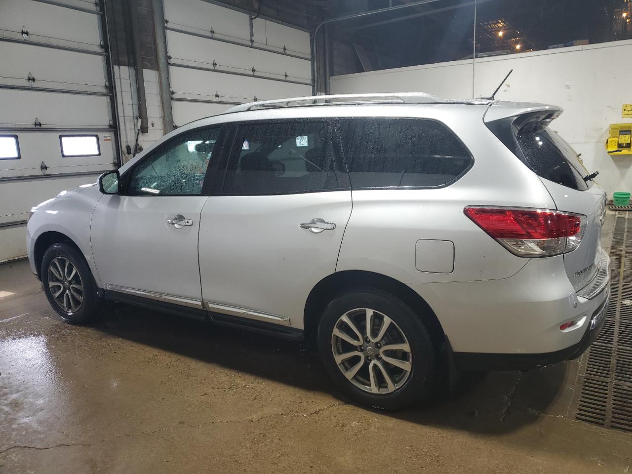 2014 Nissan Pathfinder - Image 2