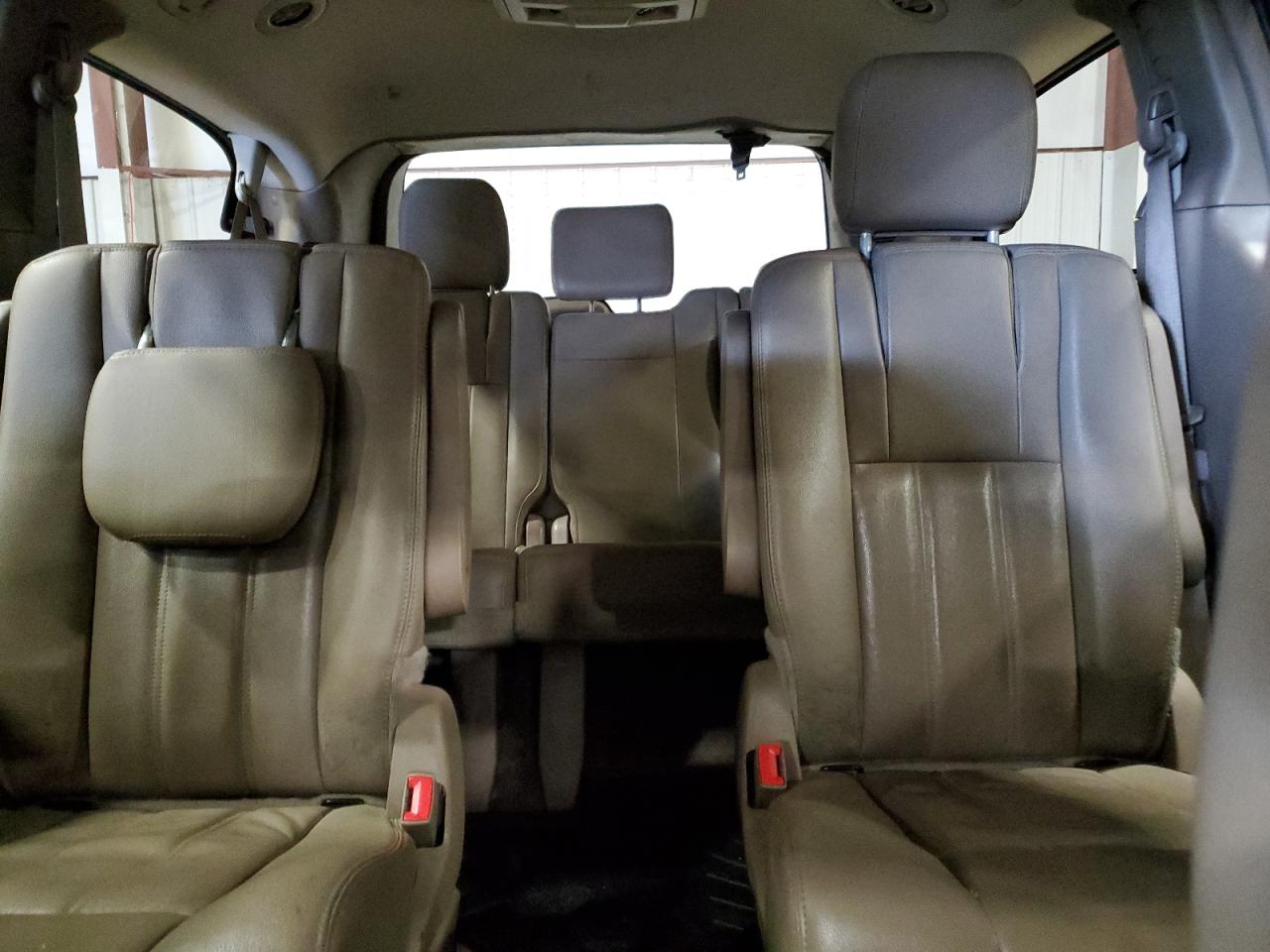 2015 Chrysler Town & Country - Image 10