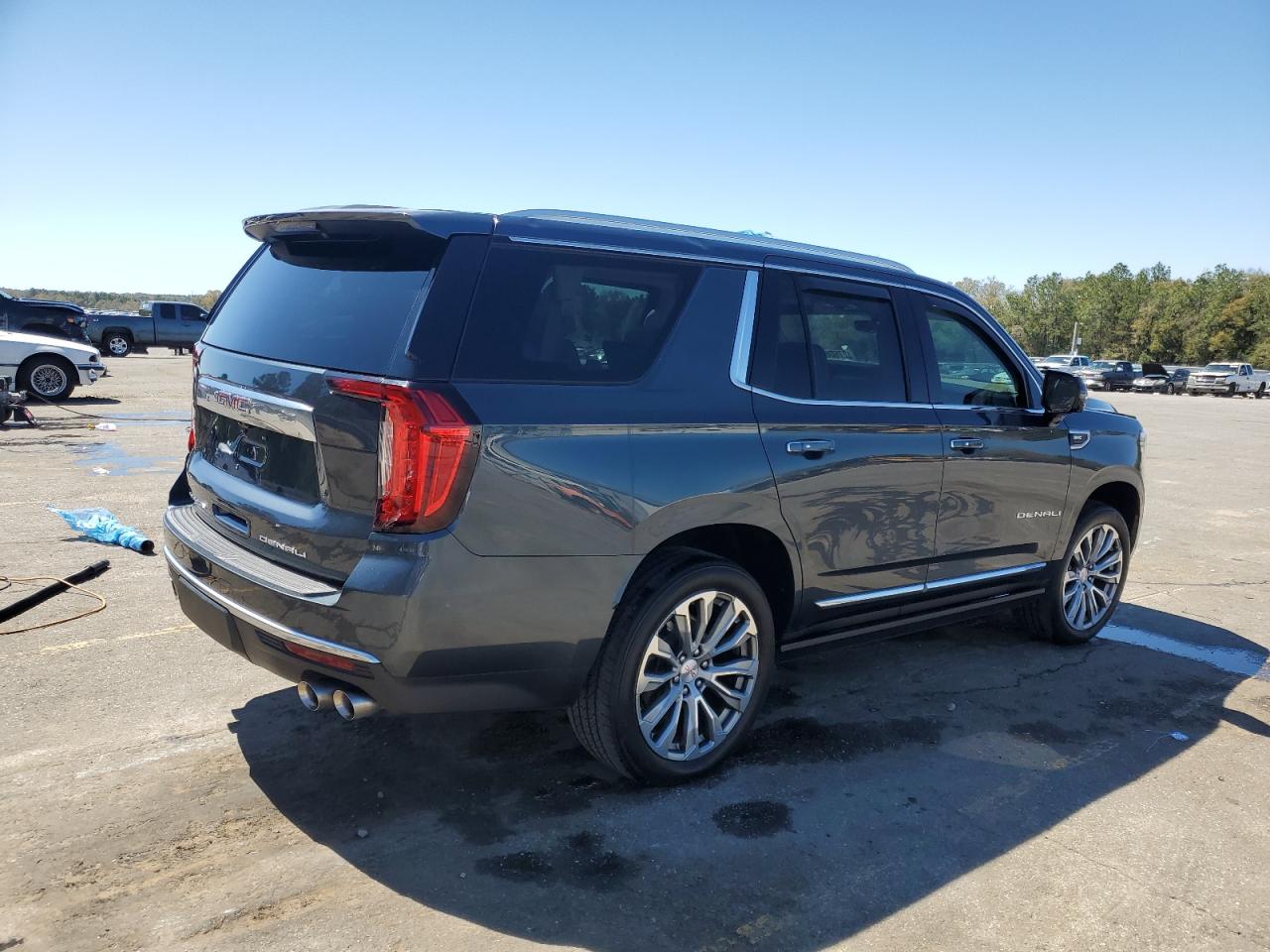 2021 GMC Yukon - Image 3